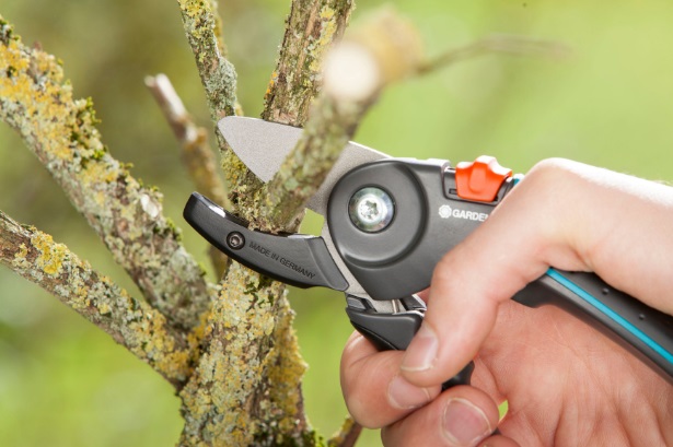 Pruning shears with cutting sleeve M