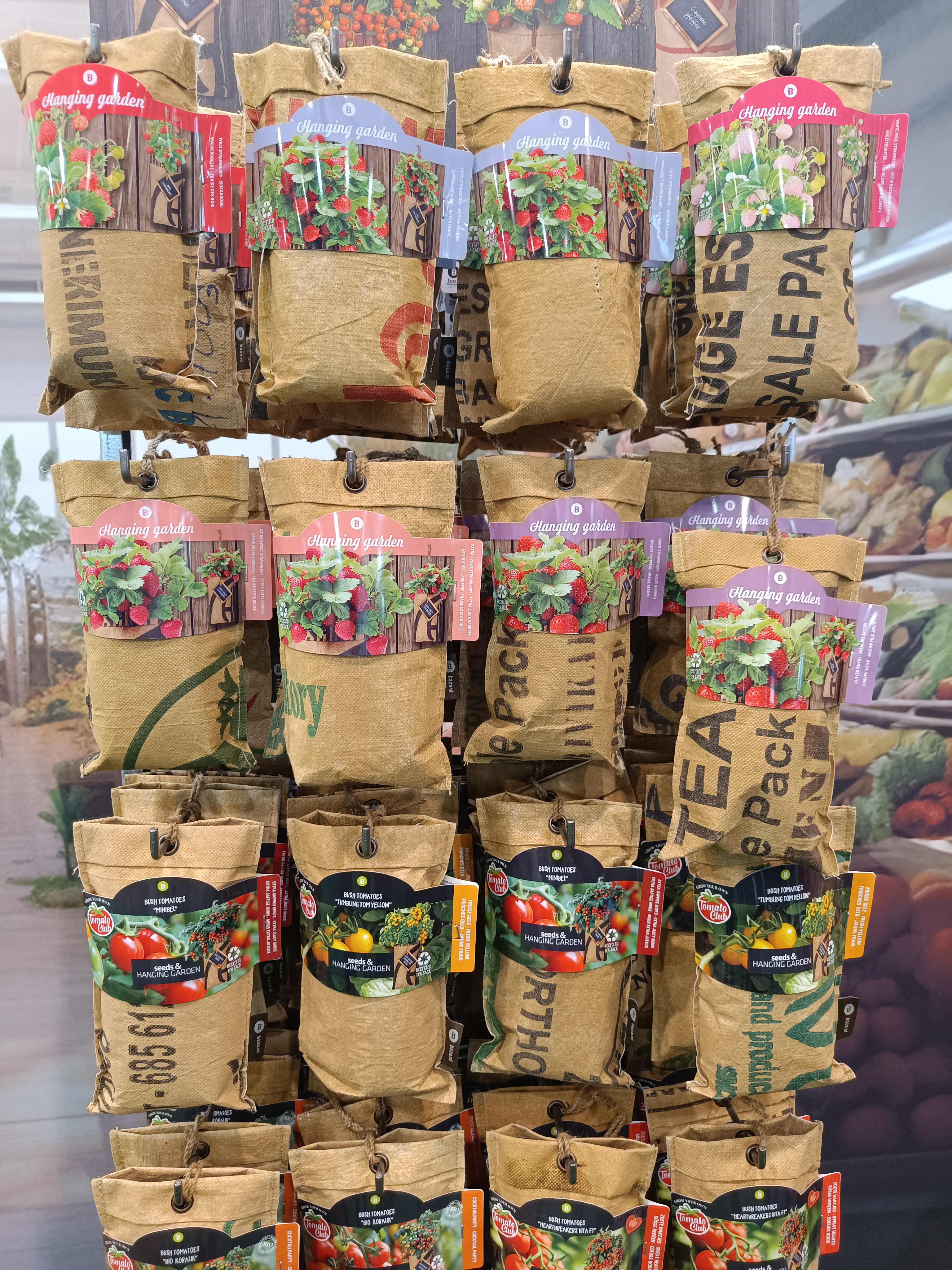 Újrahasznosított teaszállító zsákokból készül a Baza Seeds Holland mini függesztett termesztőzsákjai, amelyekben paprikát, paradicsomot, fűszernövényt és szamócát termeszthetsz.
